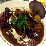 ナーガルジュナ - 北海道産真カジカと天然ベビーホタテ貝、ワラサ、インド産海老の入ったシーフードカレー