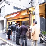 洋食屋 ふじ家 - 店の外観写真と行列