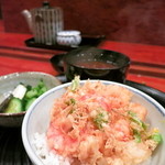 てんぷら天朝 - 〆の天丼に熱々の赤出しとお新香