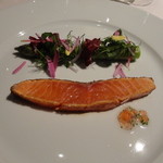 タスマニアサーモンのスモーク　オーストラリア産のアスパラのサラダを添えて