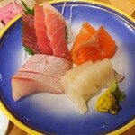 不老ふ死温泉 - 刺身盛（ハマチ、真イカ、深浦産本鮪、深浦サーモン）