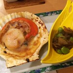 不老ふ死温泉 - 帆立の浜焼き＋深浦産ギバサと数の子、枝豆の醤油漬け