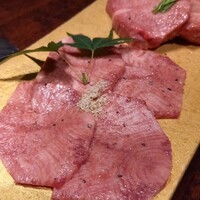 黒毛和牛焼肉 虎斑 北新地店 - タン薄切り