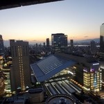 ＪＲ大阪駅　夕闇。　駅の東→西方面。　