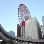 梅田の阪急HEP5（駅から東方面）。　　大阪「イチビリ」建築のひとつ。　おもろかったらええやんか、の発想。ww