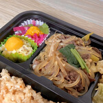 西条温泉とくら - 秋の特製弁当(¥1,200)　和牛すき焼き・紫キャベツマリネ・薩摩芋と栗のサラダ