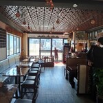 窯焼き料理 Rato Mato - 奥に長い店内には、昼時だったが客はいない。窓から見える新宿の景色は見事だ！