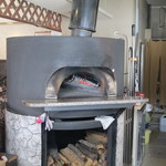 石臼挽き蕎麦香房 山の実 - 店に入ると大きな窯が