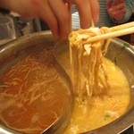 健民ダイニング - 〆は揚げ麺を投入