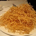 健民ダイニング - 火鍋の〆は揚げ麺です