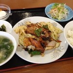 津軒閣 - 豚肉とキャベツ味噌炒め＋ライス＋スープ＋サラダ＋漬物＋杏仁豆腐