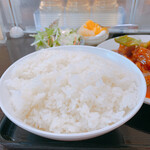 Seisei Hanten - 白飯はやや固めな炊き加減。お茶碗もデカいので、おかわり一回で充分、腹パンになれる。もう一杯は食えたけど。