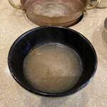 しゃぶ亭 - 先程の濃縮出汁に、お鍋のスープを4、5杯入れます！