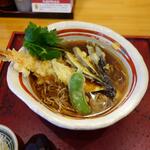 手打ち蕎麦・うどん　彩め - 天ぷら蕎麦：熱々の天婦羅、蕎麦は細めの平打ち風