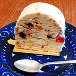 オーボンヴュータン 尾山台店 - ヌガーグラッセ  ドライフルーツとキャラメリゼした香ばしいナッツが入っていて美味しいです 写真だと分かりづらいですが底にビスキュイ生地が敷いてありました