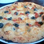 GROVE CAFE - ドライトマトとオリーブのピツァ