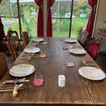 ラ・カーサ・ディ・テツオ オオタ - テーブルに、太田さんが、それぞれ描いたお皿