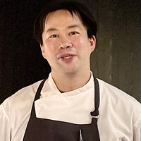 TOKi - 長谷川シェフは大柄で笑顔が似合うナイスガイ。料理の材料は、ほぼ奈良産でありアコルドゥと同じだが料理法は任せられているとのこと。