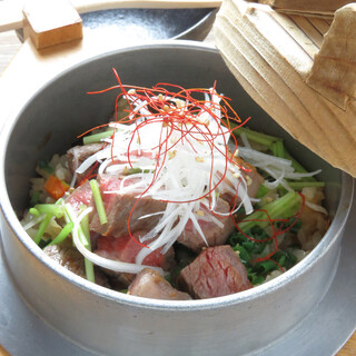 We also offer a variety of delicious side menus, such as warm kamameshi!