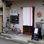 京町屋を改造したお店です