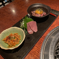 よろにく - 白センマイ、炙り刺身、希少部位のロースト