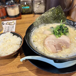 横浜家系ラーメン春吉家 - ラーメン（塩）ランチタイムはご飯無料！お代わりも！