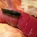 弘寿司 - 中トロ＋行者ニンニク。