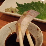 居酒屋 武双 - ブリ　持ち上げ