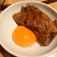 ビーフキッチン 渋谷店 - サーロインを焼いたら黄身に絡ませます♪