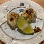 島津 - 器に島津の文字、片瀬さんの器大好きになりました。　真鱈の白子　まだ時期的に小さいですが口に含むと猛烈な爆発力