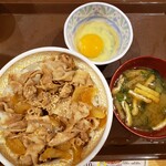 すき家 - とんどん（豚丼大盛）セットの卵と味噌汁
