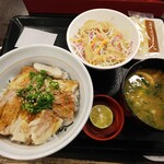 なか卯 - うま塩豚角煮丼サラダ味噌汁セット