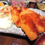 鮮魚釜飯 ヒカリ屋 - アジフライは、ソースどぼどぼで