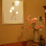 柳鮨 - 季節の花が飾られてます（ガーベラ）