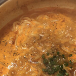 赤から - 鍋スープで麺を煮てます。