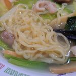 桂香楼 - 麺のアップ（平打ち麺でした）