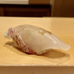 鮨 はしもと - 淡路の真鯛
      四日目の真鯛が旨みを蓄え鯛の美味しさってこれだよねと思わせる美味しさです。
      白身の上品な味わい、皮の食感と身のしっとりさ、文句なしです♪