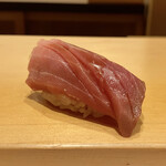 鮨 はしもと - 塩釜の鮪 背びれ下のトロ 150kg
      赤身と同じ魚体のトロ、脂がとても上品な味わいでスッキリとしてます。
      最後に一本強い筋が美味しさの証！