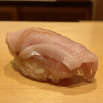 鮨 はしもと - 北海道日高の鰤 
      血合いとハラスを重ねた握り、和辛子が鰤の脂を上品に、山葵が血合いの臭みを消しながら鼻に抜ける瞬間の衝撃、鰤もこんな形の握りだととっても美味です♪
      