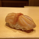 鮨 はしもと - 中国産赤貝
      味わいはちょっと薄味ですが身の食感は良い塩梅です。
      閖上もまだこれから出てくるそうですので、それがいただきたいですやはり。