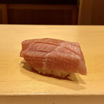 鮨 はしもと - 函館の釣りの鮪 大トロ 170kg
      この日で10日目の鮪大トロ、落ち着いた上質な脂の甘みと旨味が舌に強く感じられます！
      これはやばいです、素晴らしいとしか言えません！