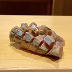 鮨 はしもと - 北海道厚岸の秋刀魚
      普段なら宮城の女川辺りまで南下する秋刀魚が厚岸にまだ居るのは、気温温暖化の影響のようです。
      包丁の大胆な入れ方に身の柔らかさがとても感じられ、秋刀魚特有の香りが感じられこれも旨い。