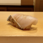 鮨 はしもと - 鰆炙り
      藁で燻した香りが良く、クセのない鰆にはピッタリです。