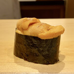鮨 はしもと - 鴎洋水産の友禅折生ウニ
      厚岸の養殖ウニですがとっても甘みがあり美味しいです。