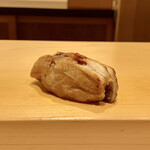 鮨 はしもと - 穴子
      手にした時の熱さにビビります(￣▽￣;)
      ふっくらとしてすこぶる美味しさです♪