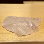 鮨 はしもと - 青森産ヒラメ
      骨付きのまま1日置いてから捌いた食感の良さが冴え渡ります！
      身が輝いています♪