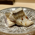 鮨 はしもと - 銚子のカマス
      お醤油と酢橘で下味をつけ焼いたカマス、皮目は香ばしく身はしっとり半生、塩をして1日置き脱水した身の旨みが濃いです！
      ふっくらとした身の美味しいこと！！