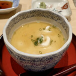 鮨 はしもと - 白子の茶碗蒸し
      上にポン酢をかけているので白子との相性がこの上なく良い塩梅、熱々の茶碗蒸しはこれからの寒くなる季節にはお腹から温まり良いのです♪