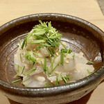 鮨 はしもと - カワハギの肝和えにイカ
      シャリとカワハギの肝和えにイカ、夢のような一皿に箸が止まりません！
      肝の旨みに引き立てられた美味しさが堪らんです♪