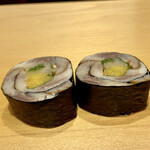 鮨 はしもと - 酢締め鰯の海苔巻き
      これが好きなのです！
      お鮨屋さんならではの逸品、酢とたくあんが甘酸っぱく、酢でしっかりと締めた鰯の落ち着いた脂に笑みが溢れます♪